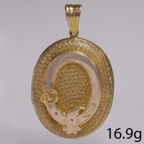 222 - VICTORIAN GOLD LOCKET PENDANT,
16.9 grams.
Front and back with relief and engraved decoration.
L. 5.... 