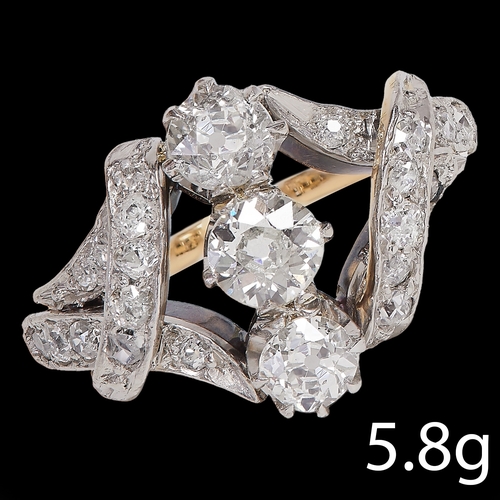 204 - DIAMOND THREE STONE CLUSTER RING.
5.8 gram, High carat gold.
Bright and lively diamonds, totalling a... 