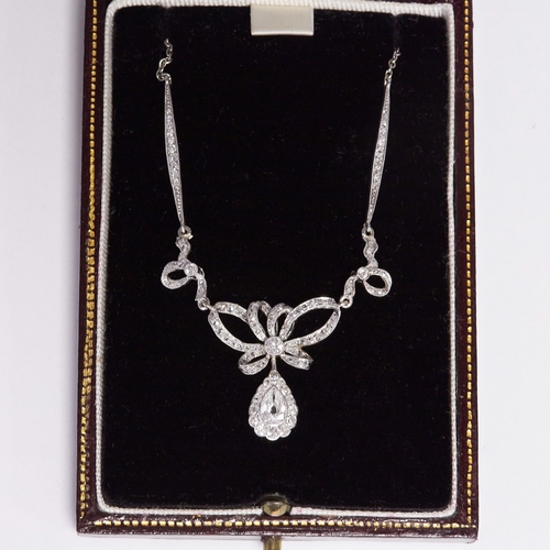 115 - ELEGANT BELLE EPOQUE DIAMOND BOW PENDANT NECKLACE,
6.4 grams.
Diamonds bright and lively.
Fine bow d... 