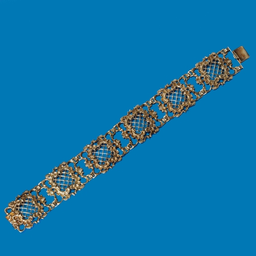 14 - DECORATIVE GOLD BRACELET.
42.7 gram, testing 15 ct. gold, likely French.
Links with fine open work d... 