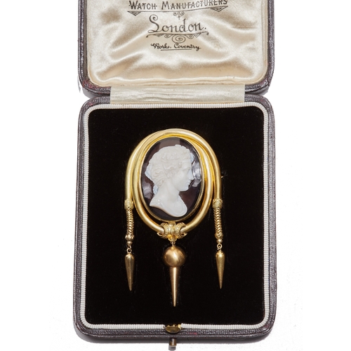 151 - IMPORTANT AND LARGE VICTORIAN HARD STONE CAMEO TASSEL BROOCH, 
32.7 grams., testing 14 ct. gold.
Lar... 