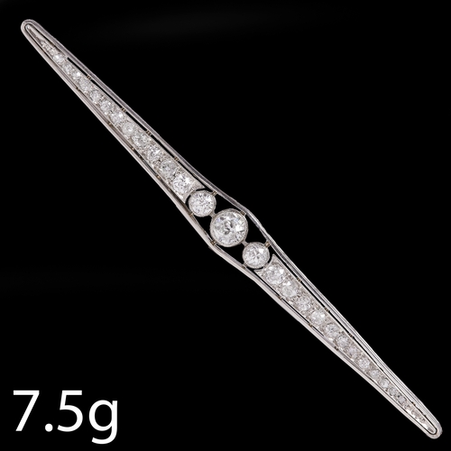 193 - EDWARDIAN DIAMOND BAR BROOCH.
7.5 gram.
Set with bright and lively diamonds totalling approx.: 1 ct.... 