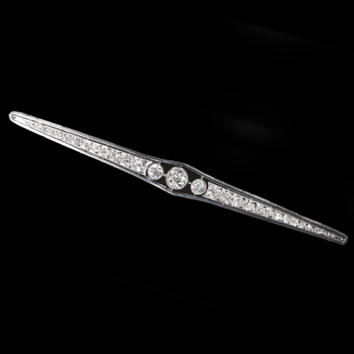 193 - EDWARDIAN DIAMOND BAR BROOCH.
7.5 gram.
Set with bright and lively diamonds totalling approx.: 1 ct.... 