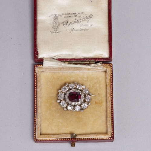 2 - CERTIFICATED ANTIQUE RUBY AND DIAMOND BROOCH,
5.5 grams.
Rich and vibratn ruby of approx. 2.51 ct. (... 