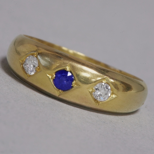 111 - A SAPPHIRE AND DIAMOND 3-STONE GYPSY RING.
18 ct. gold.
Vibrant sapphire.
Diamonds bright and lively... 