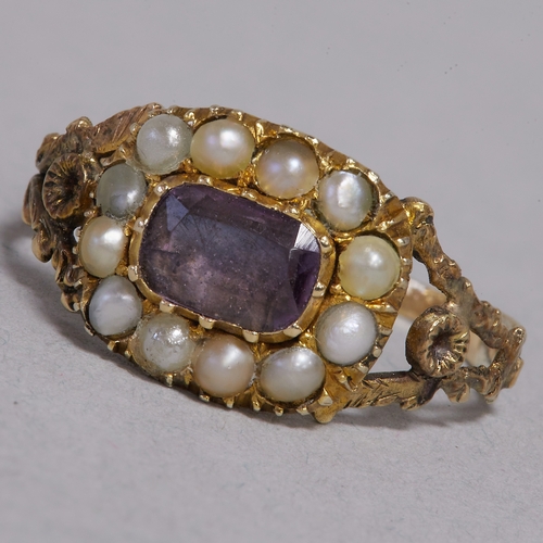 118 - ANTIQUE AMETHYST AND SEED PEARL RING.
Testing gold.
Size: M 1/2