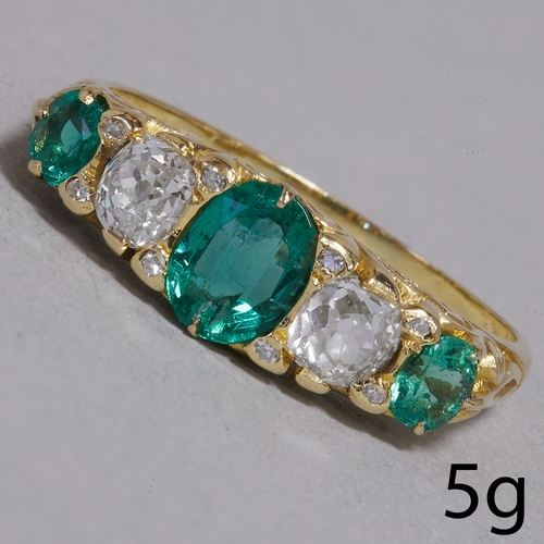 119 - EMERALD AND DIAMOND 5-STONE RING,
5 grams, 18 ct. gold.
Gemstones totalling approx. 1.38 ct.
Vibrant... 