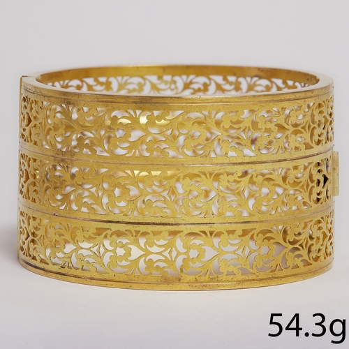 120 - ANTIQUE WIDE CUFF HINGED BANGLE,
54.3 grams High carat gold.
W. 3.9 cm.
54.3 grams.