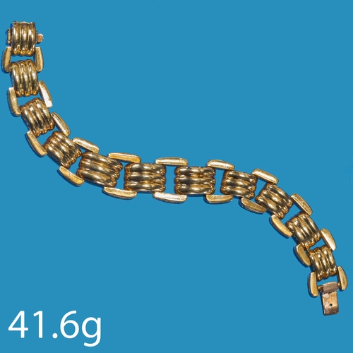 121 - RETRO FACNY LINK GOLD BARACELT.
41.6 grams, testing 18 ct. gold.
L: 18 cm