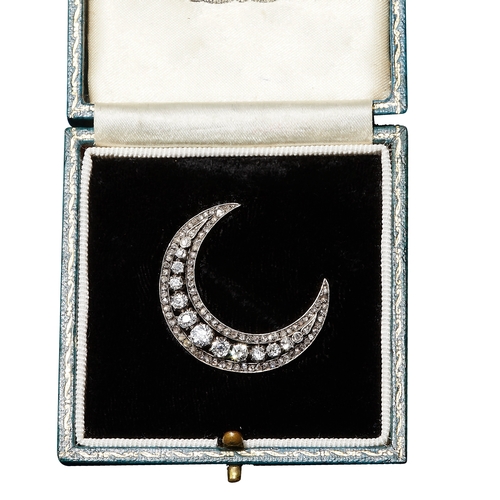 126 - VICTORIAN DIAMOND CRESCENT BROOCH. 
10.3 grams.
With approx. 100 old cut diamonds, mainly H-J color,... 