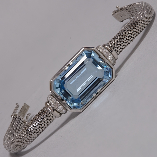 161 - FINE AQUAMARINE AND DIAMOND BRACELET,
30 grams, high carat gold.
Rich and vibrant aquamarine of appr... 