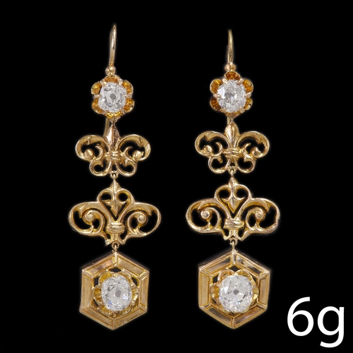 192 - PAIR OF ANTIQUE DIAMOND DROP EARRINGS,
6 grams, high carat gold.
Bright and lively old cut diamonds,... 