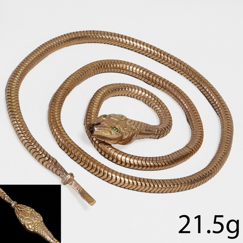 194 - UNUSUAL ANTIQUE SNAKE LINK SNAKE GOLD NECKLACE,
12,5 grams.
The snake head set with green eyes.
L. 3... 