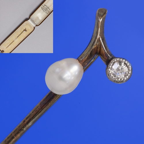 209 - VICTORIAN PEARL AND DIAMOND STICK PIN,
Natural pearl.
Diamond bright and lively.
L. 6 cm.
Fitted cas... 