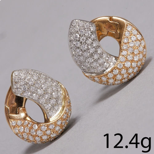 230 - PAIR OF DIAMOND EARRINGS,
12.4 grams, Two colour 18 ct. gold.
Bright and lively diamonds, approx. 16... 