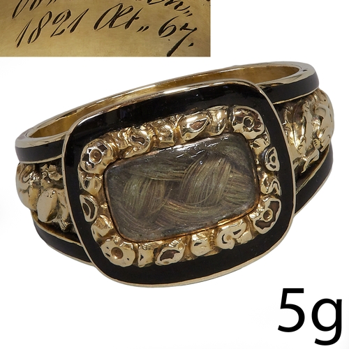 34 - FINE GEORGIAN ENAMEL MEMORI RING,
5 grams, testing 18 ct. gold.
The centre with fine hairwork.
Fine ... 