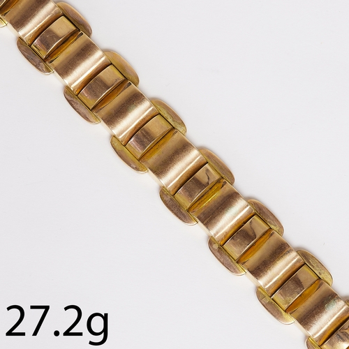 52 - VICTORIAN GOLD BRACELET,
27.2 grams, testing 15 ct. gold.
Lovely and unusual links.
L. 19.5 cm.