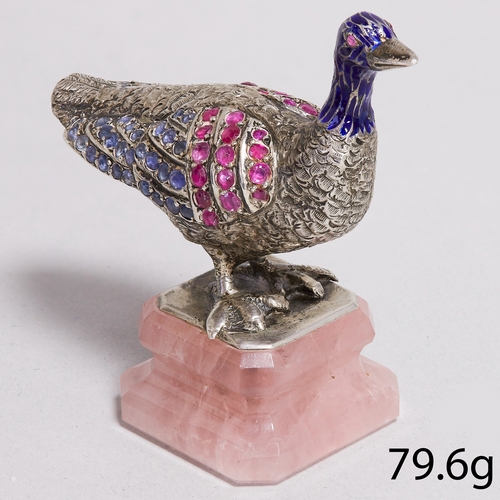 58 - OBJECT D'ART, ENAMEL, SAPPHIRE AND RUBY SET GOOSE DESK STATUE,
79.6 grams.
The goose on a hardstone ... 