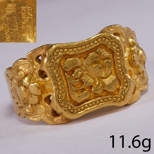 133 - ANTIQUE CHINESE HIGH CARAT GOLD RING, 
11.6 grams. presumably 22 ct. 
The head with a high relief de... 