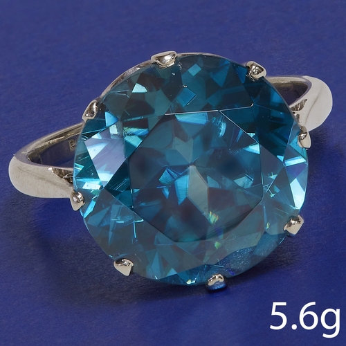 140 - ZIRCON SOLITAIRE GOLD RING,
5.6 grams.
Large vibant blue zircon of approx. 13.90 ct.
Size P.