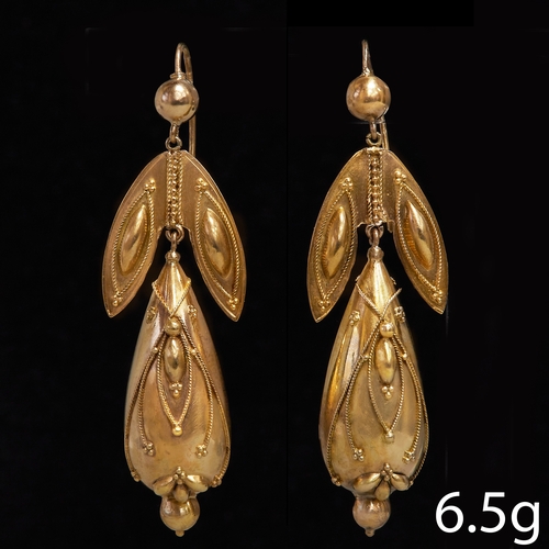 174 - A PAIR OF ETRUSCAN GOLD EARRINGS.
6.5 grams. High carat gold.
L. 5.7 grams.
No dents.