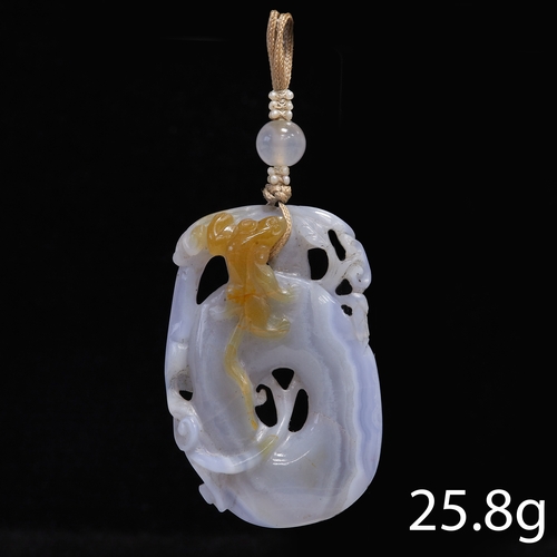 187 - CARVED LAVENDER JADE PENDANT,
25.8 grams.
Fine double sided carving with a dragon.
L. 7.6 cm.