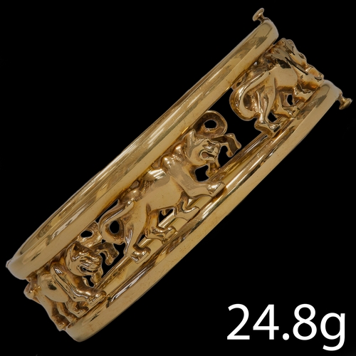 191 - GOLD PANTHER HINGED BANGLE,
24.8 grams.
In the manner of Cartier.
Inner diam. 6.1 cm.
W. 1.9 cm.