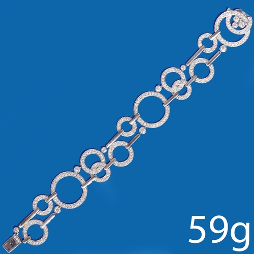 204 - BOODLES (ATTRIB). ROULETTE LARGE DIAMOND BRACELET,
53 grams, 18 ct. gold.
Diamonds bright and lively... 