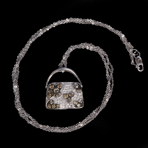 32 - ILIANA, DIAMOND BAG PENDANT NECKLACE,
9.4 grams, 18 ct. white gold.
Bright and lively diamonds.
Sign... 