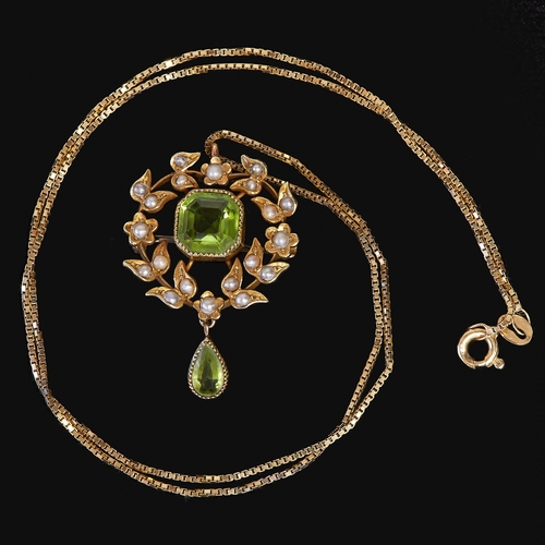 42 - VICTORIAN PERIDOT AND PEARL GOLD PENDANT/BROOCH WITH CHAIN,
5.8 grams.
Vibrant peridots.
Pearls gene... 