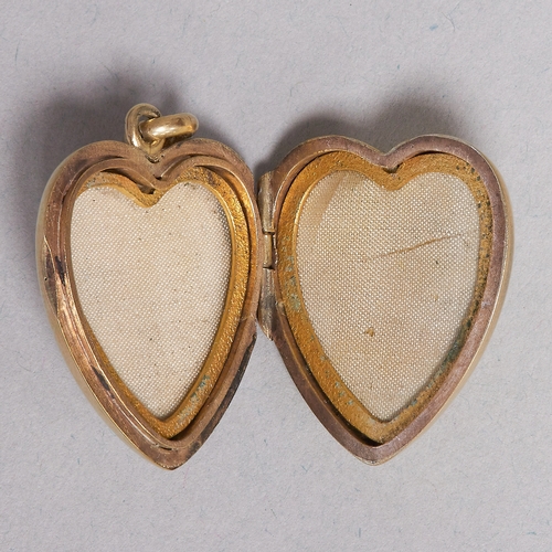 52 - MIZPAH HEART GOLD LOCKET PENDANT,
4.2 grams.
L. 2.6 cm.