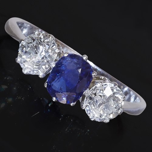 24 - SAPPHIRE AND DIAMOND 3-STONE RING,
2.7 grams, Platinum.
Gemstones totalling approx. 1.68 ct.
Vibrant... 