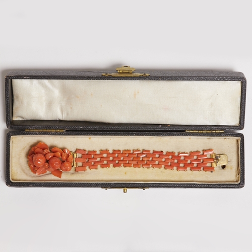 196 - FINE CARVED GEORGIAN CORAL BRACELET,
24.1 grams.
The clasp with fine 3 dimensions floral carving.
L.... 