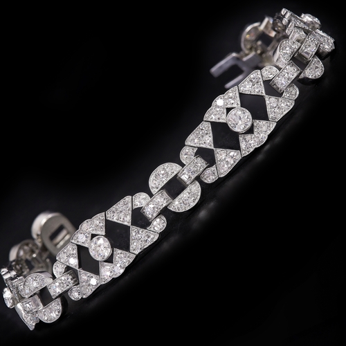 198 - FINE ART DECO DIAMOND BRACELET,
25.9 grams, platinum.
Diamonds bright and lively, totalling approx. ... 