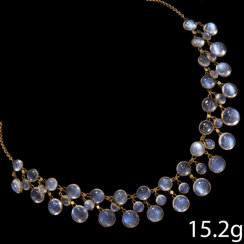 210 - VICTORIAN MOONSTONE GOLD NECKLACE,
15.2 grams.
Vibrant moonstones with nice blue shiller.
L. 46 cm.