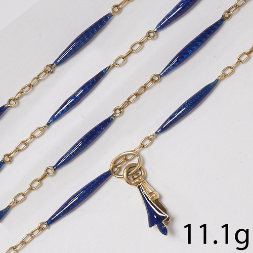 59 - LOVELY ENAMEL CHAIN NECKLACE,
11.1 grams, High carat gold.
Fine blue enamel.
L. 61 cm.