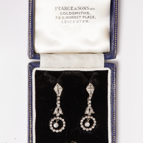 65 - DIAMOND DROP EARRINGS,
4.8 grams. High carat gold.
Diamonds bright and lively.
L. 3.2 cm.
Fitted cas... 