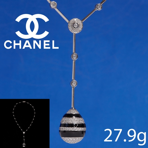 1 - CHANEL, ONYX AND DIAMOND PENDANT NECKLACE,
27.9 grams, 18 ct. gold.
Signed Chanel, 750.
L. 36.5 cm.