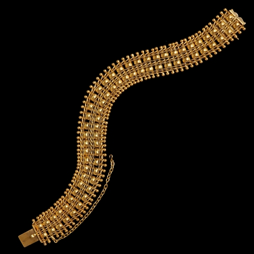 211 - FINE ANTIQUE GOLD BRACELET, 
22.6 grams, Testing high carat gold.
L. 18.5 cm.