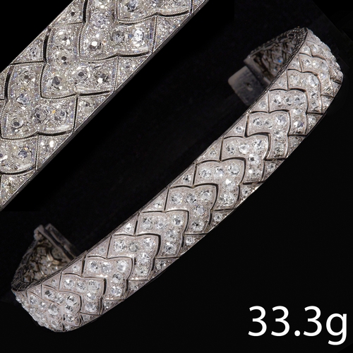 18 - FINE EDWARDIAN DIAMOND BRACELET,
33.3 grams, Platinum.
Bright and lively old cut diamonds, totalling... 