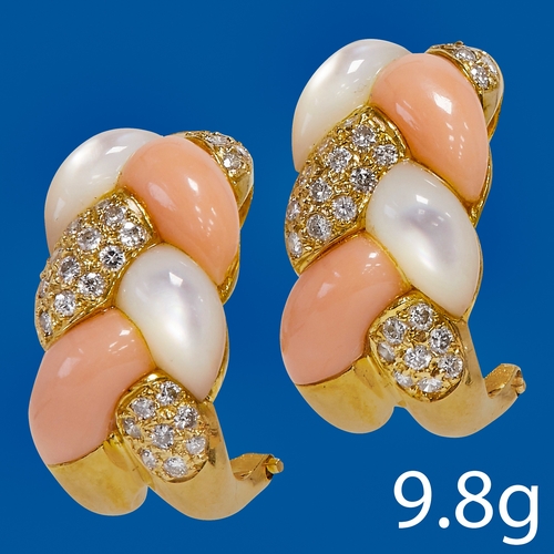 35 - PAIR OF RETRO DIAMOND, CORAL AND MOONSTONE EARRINGS,
9.8 grams, 18 ct. gold.
L. 1.8 cm.