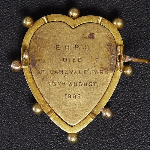 136 - VICTORIAN HEART GOLD BROOCH,
13 grams.
The back with text and dated: 1885.
L. 3.5 cm.