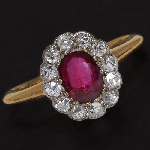 163 - RUBY AND DIAMOND CLUSTER RING,
2.9 grams, High carat gold.
Vibrant ruby.
Diamonds bright and lively.... 