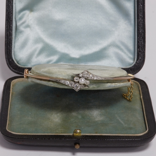 6 - EDWARDIAN PEARL AND DIAMOND GOLD HINGED BANGLE,
6.8 grams.
Inner diam. 5.7 cm.
FITTED CASE