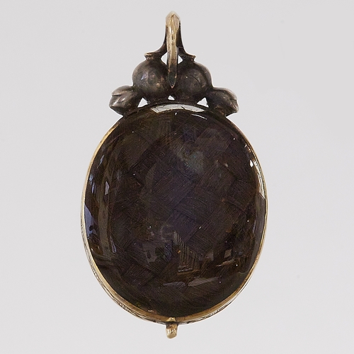 211 - RARE STUART RUBY LOCKET PENDANT,
3.4 grams.
Fine foiled back rubies.
Fine and rare piece.
L. 2.9 cm.