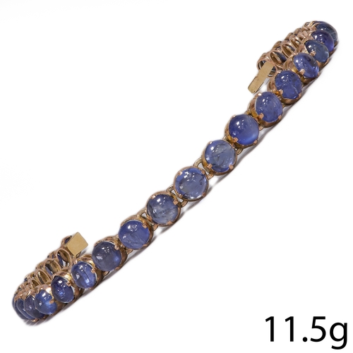 187 - SAPPHIRE BRACELET,
11.5 grams, High carat gold.
Vibrant sapphires, totalling approx. 18.50 ct.
L. 18... 