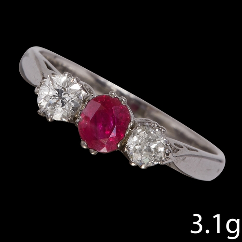 184 - RUBY AND DIAMOND 3-STONE RING,
3.1 grams, 18 ct. gold.
Vibrant ruby.
Diamonds bright and lively.
Siz... 