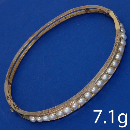 162 - ANTIQUE VITORIAN PEARL HINGED GOLD BANGLE.
7.1 grams.
Pearls generally well matched.
Inner diam: 5.4... 