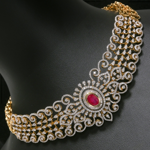 100 - FINE RUBY AND DIAMOND NECKLACE,
68,5 grams, 18 ct. gold.
Vibrant ruby of approx. 2.35 ct.
Further se... 