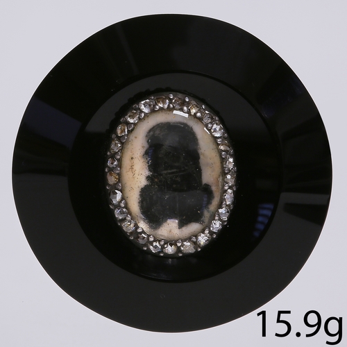 12 - ANTIQUE ONYX AND DIAMOND BROOCH,
15.9 grams.
Fine silhouette miniature.
Diamond surmount.
Diam. 3.1 ... 